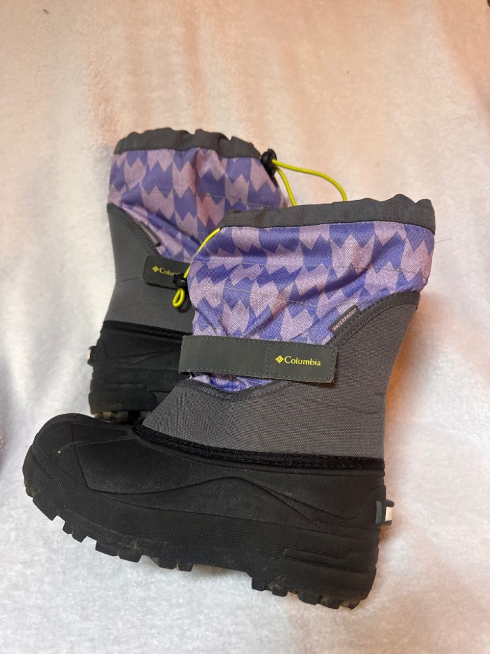 Columbia girls lined snow boots size 3 great condition